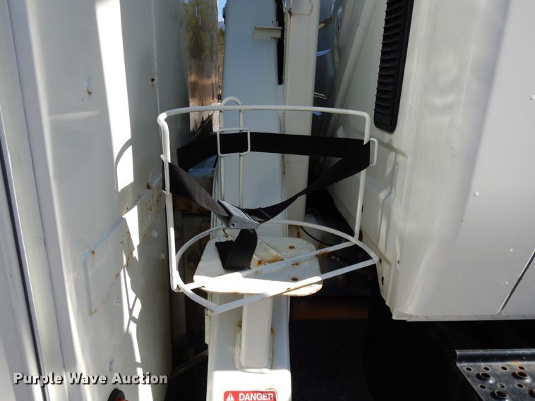 image for item GH9002 2005 International 4300 bucket truck