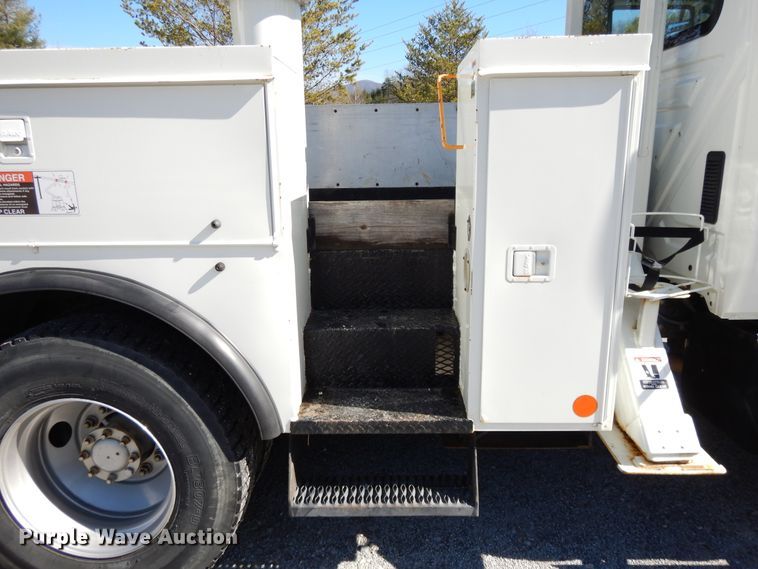 image for item GH9002 2005 International 4300 bucket truck