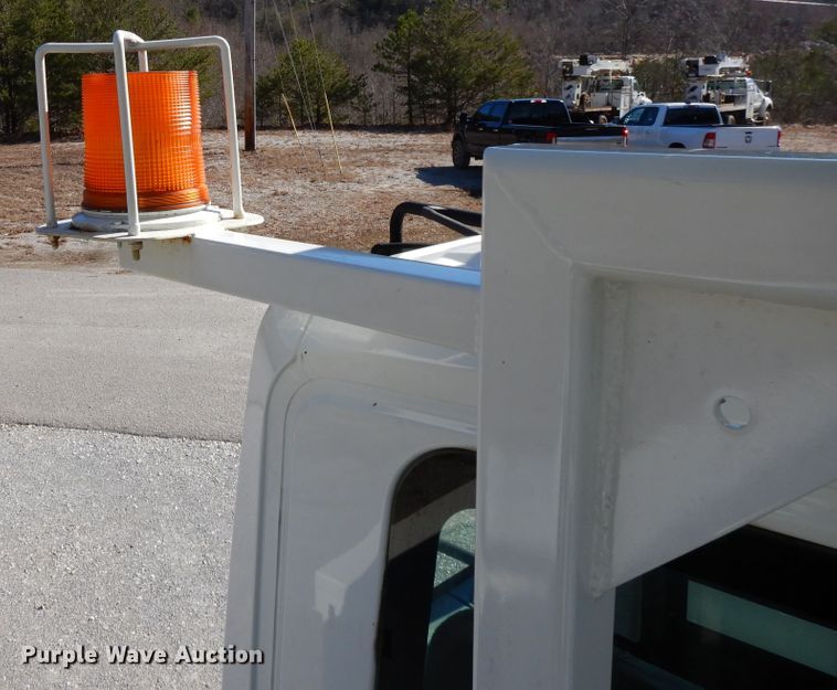 image for item GH9002 2005 International 4300 bucket truck