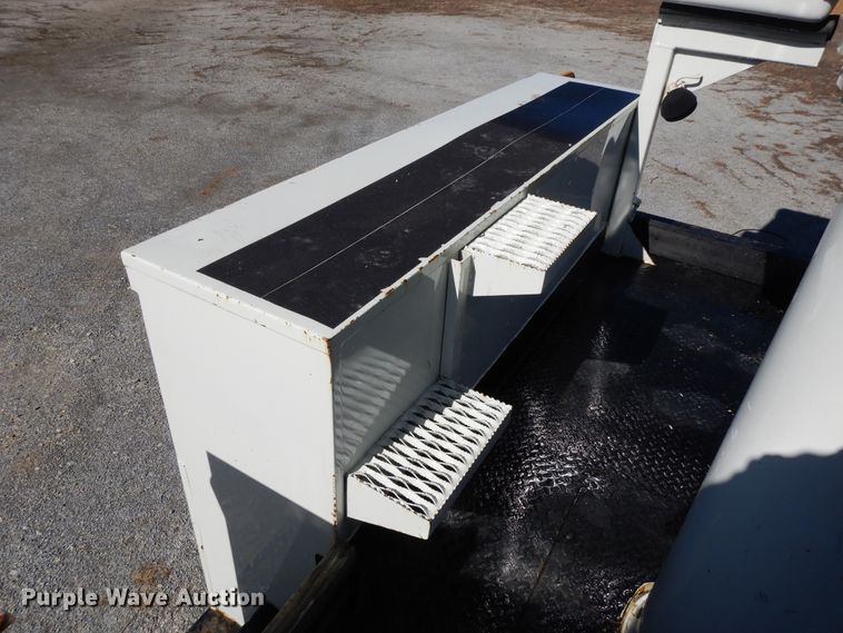 image for item GH9002 2005 International 4300 bucket truck