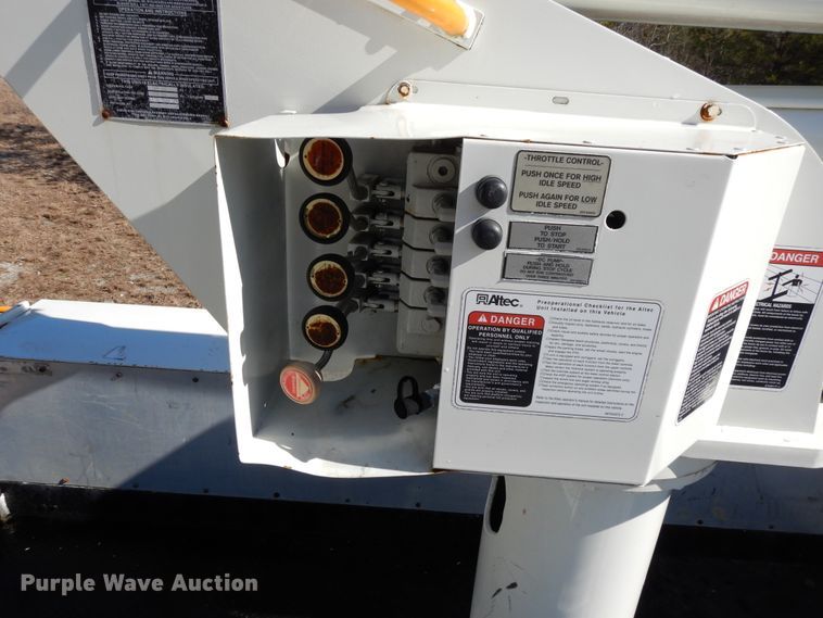 image for item GH9002 2005 International 4300 bucket truck