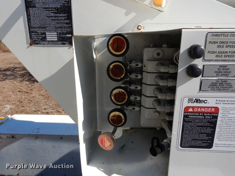 image for item GH9002 2005 International 4300 bucket truck