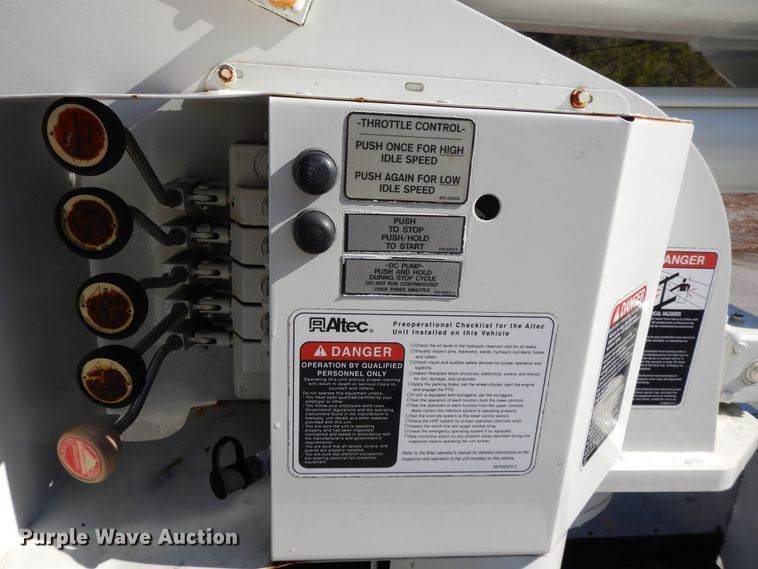 image for item GH9002 2005 International 4300 bucket truck