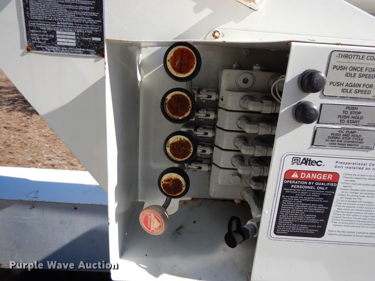 image for item GH9002 2005 International 4300 bucket truck