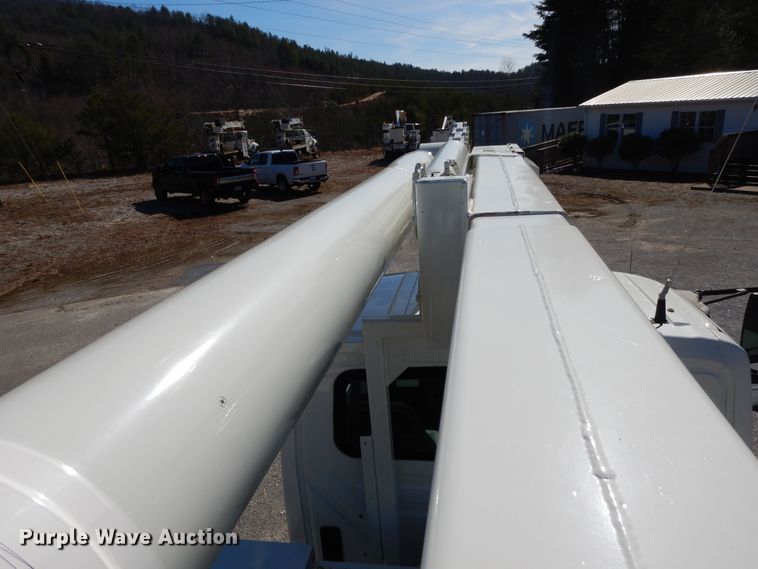 image for item GH9002 2005 International 4300 bucket truck