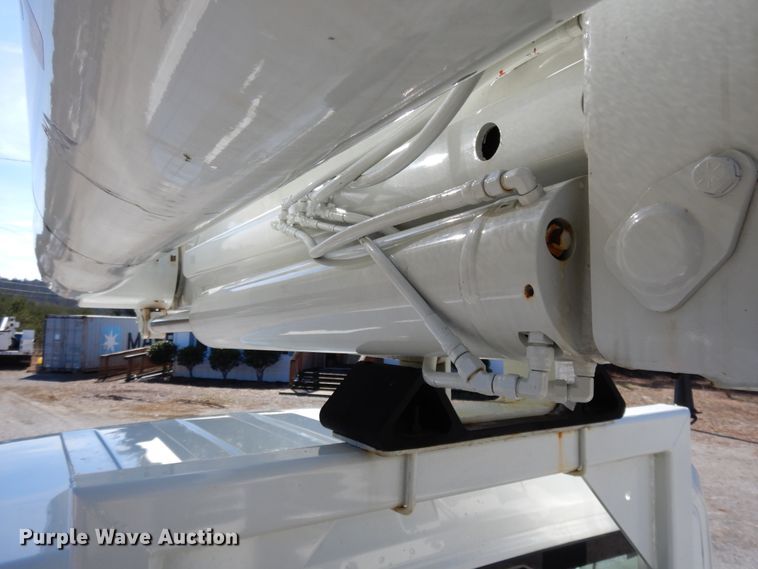 image for item GH9002 2005 International 4300 bucket truck