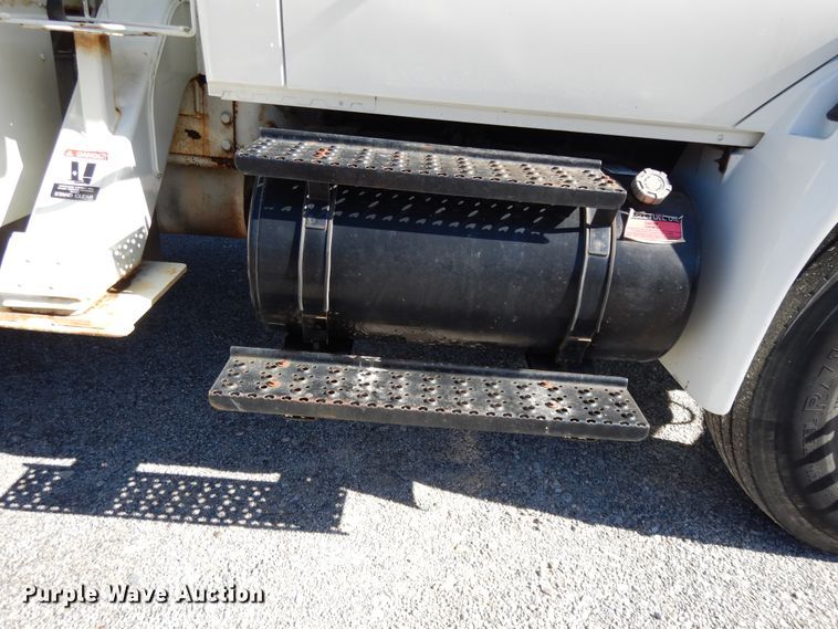 image for item GH9002 2005 International 4300 bucket truck