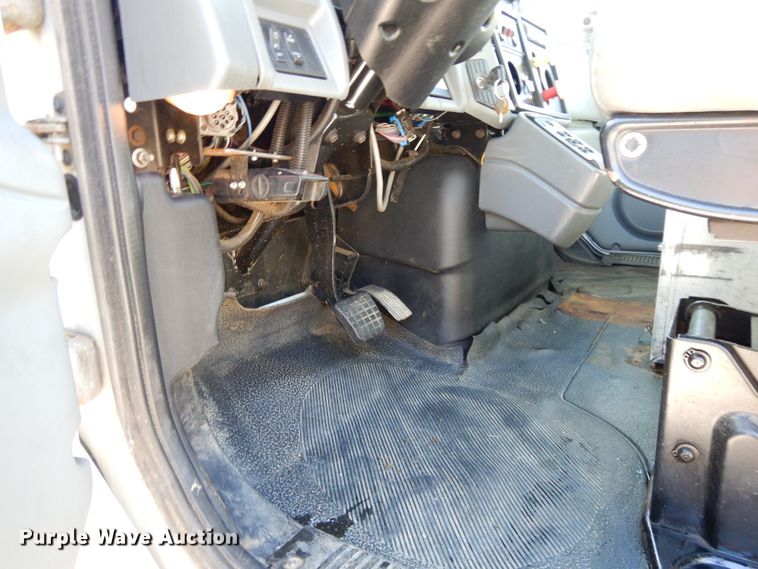 image for item GH9002 2005 International 4300 bucket truck