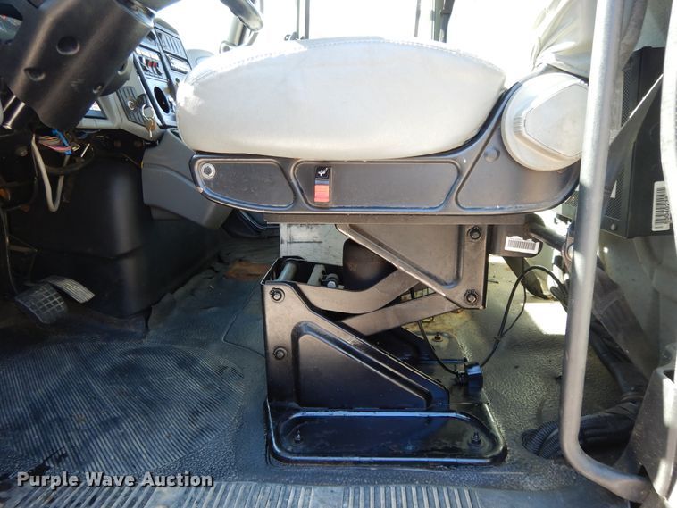 image for item GH9002 2005 International 4300 bucket truck