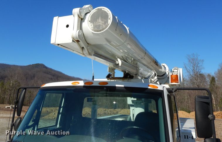 image for item GH9002 2005 International 4300 bucket truck