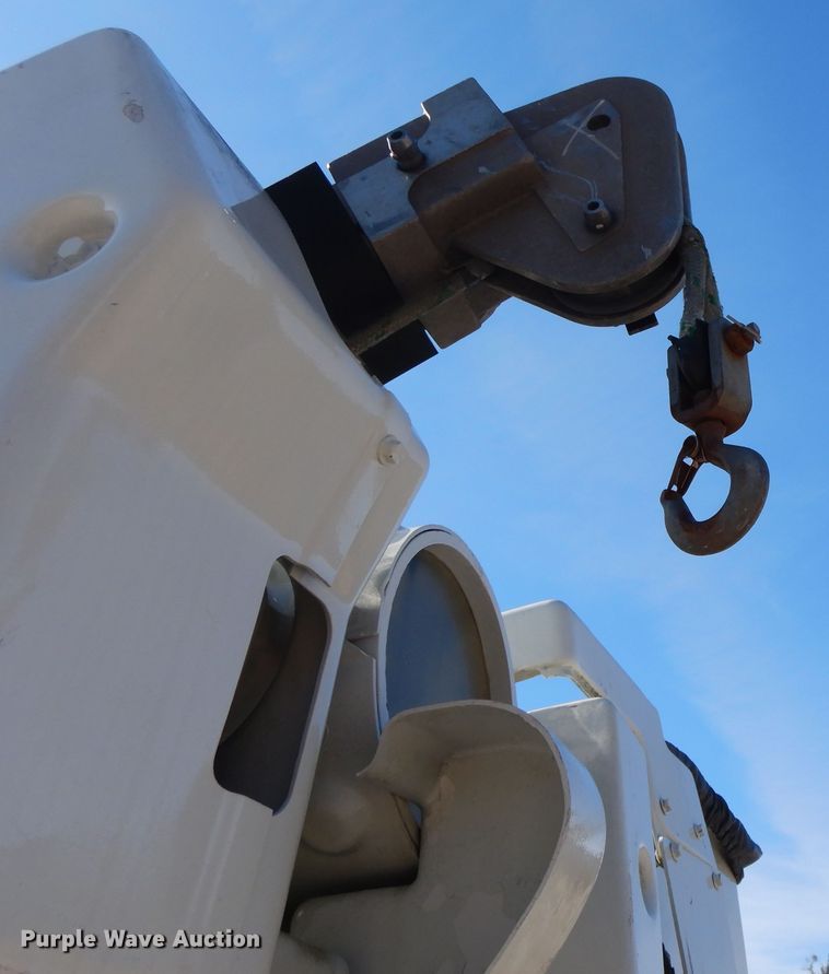 image for item GH9002 2005 International 4300 bucket truck