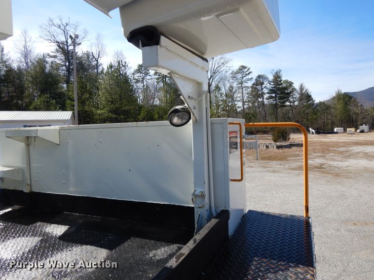 image for item GH9002 2005 International 4300 bucket truck