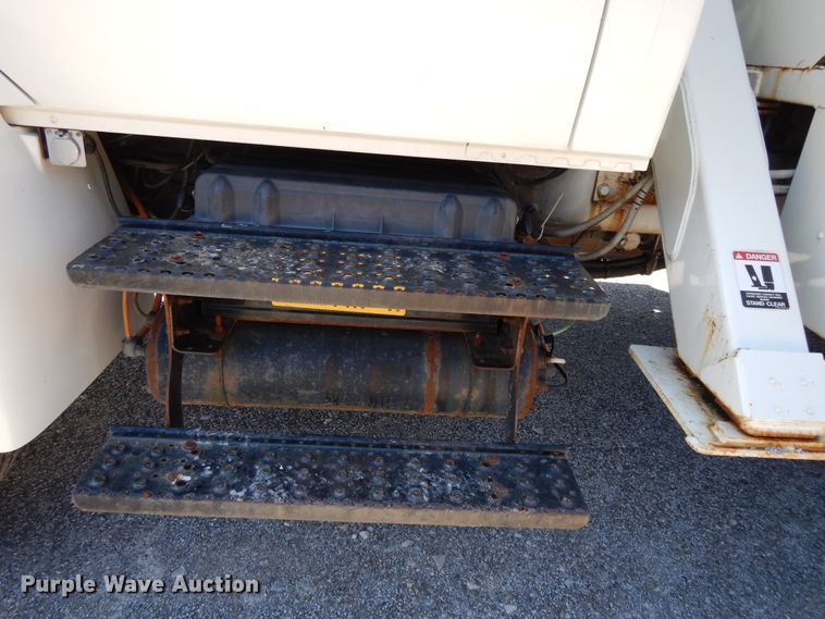 image for item GH9002 2005 International 4300 bucket truck