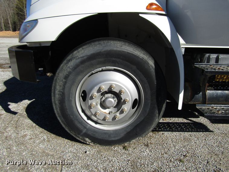 image for item GH9002 2005 International 4300 bucket truck