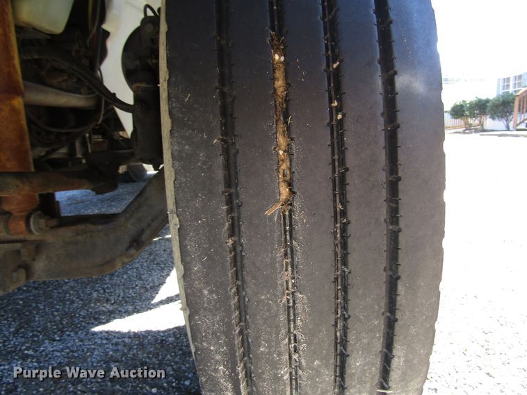 image for item GH9002 2005 International 4300 bucket truck