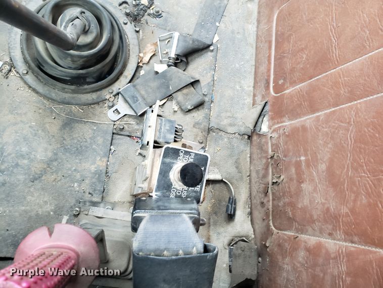 image for item GO9968 1985 Volvo White 87 dump truck