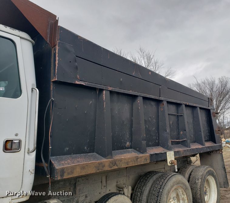 image for item GO9968 1985 Volvo White 87 dump truck