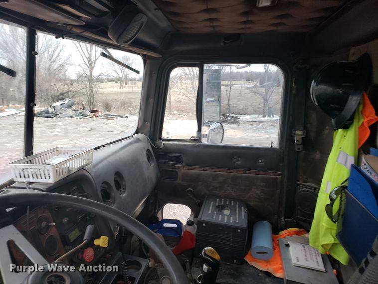 image for item GO9969 1993 International 9200 dump truck