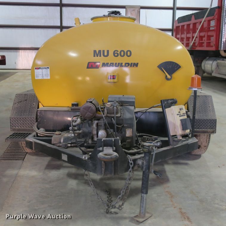 image for item DB10035 Mauldin MU600 oil distributor trailer