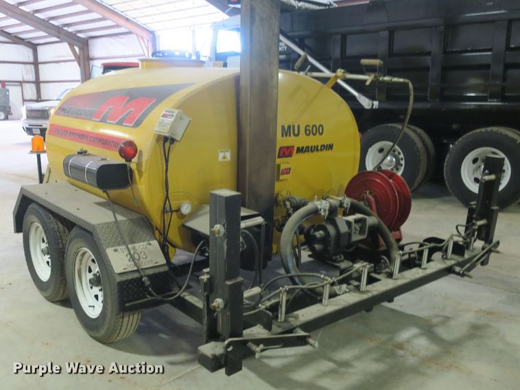 image for item DB10035 Mauldin MU600 oil distributor trailer
