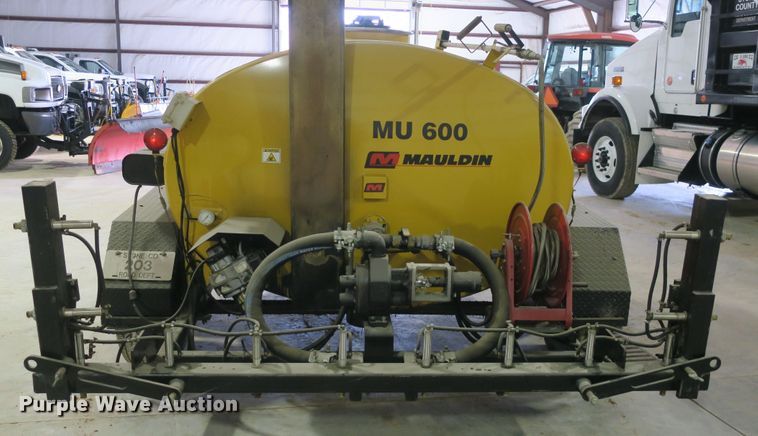 image for item DB10035 Mauldin MU600 oil distributor trailer