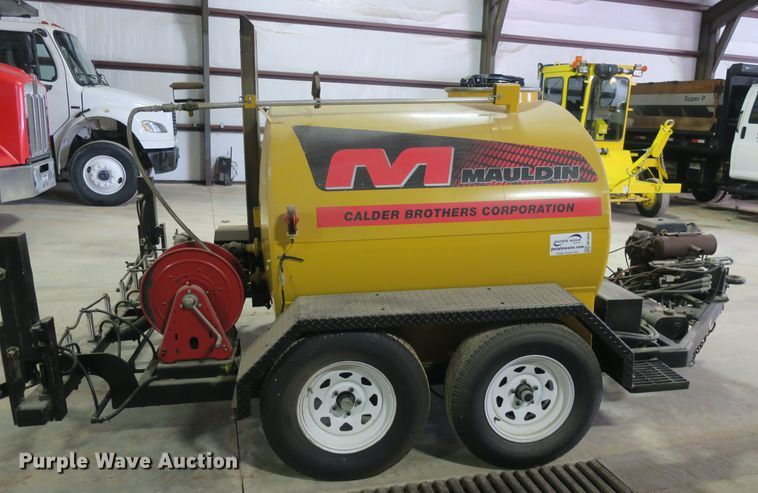 image for item DB10035 Mauldin MU600 oil distributor trailer