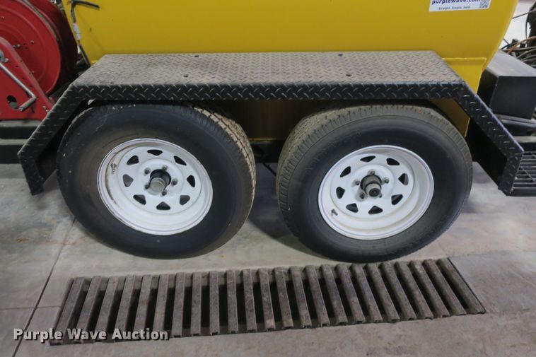 image for item DB10035 Mauldin MU600 oil distributor trailer