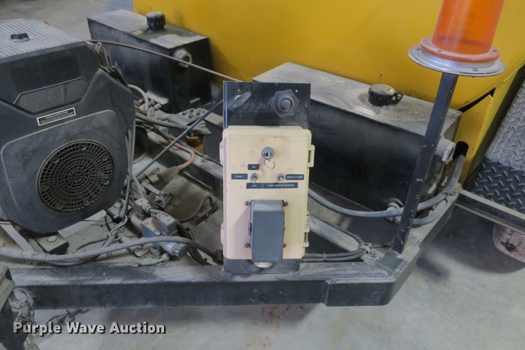 image for item DB10035 Mauldin MU600 oil distributor trailer