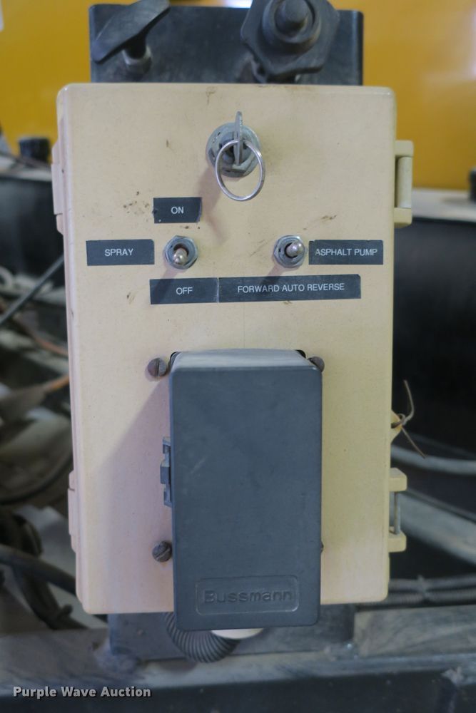 image for item DB10035 Mauldin MU600 oil distributor trailer