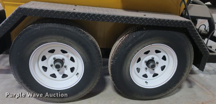 image for item DB10035 Mauldin MU600 oil distributor trailer