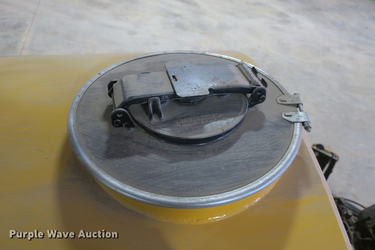 image for item DB10035 Mauldin MU600 oil distributor trailer