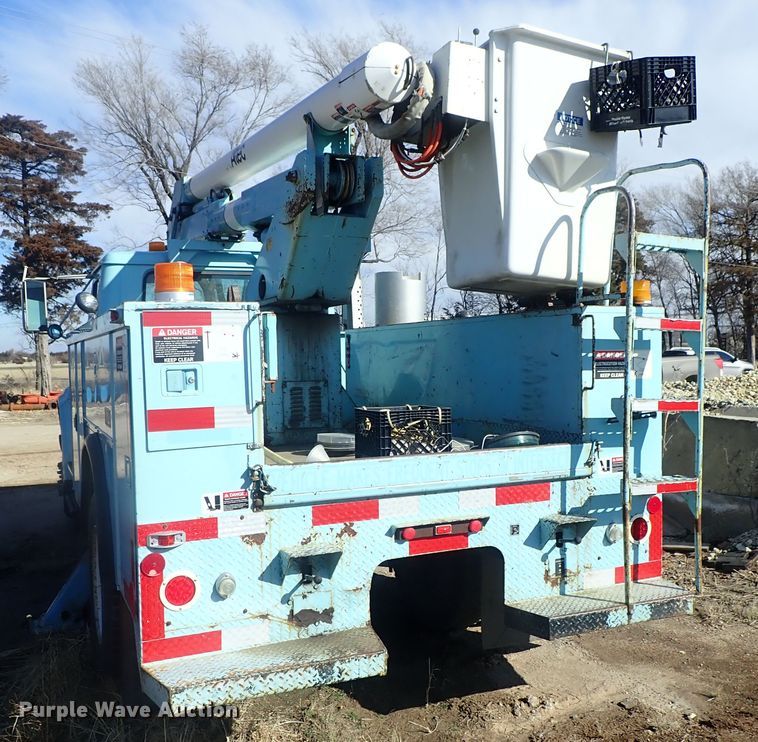 image for item DC3321 1995 International 4700 bucket truck