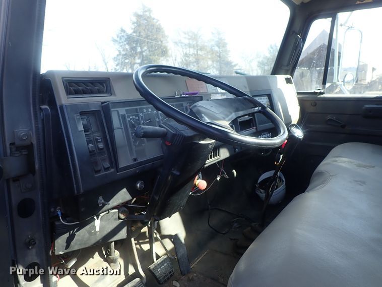 image for item DC3321 1995 International 4700 bucket truck