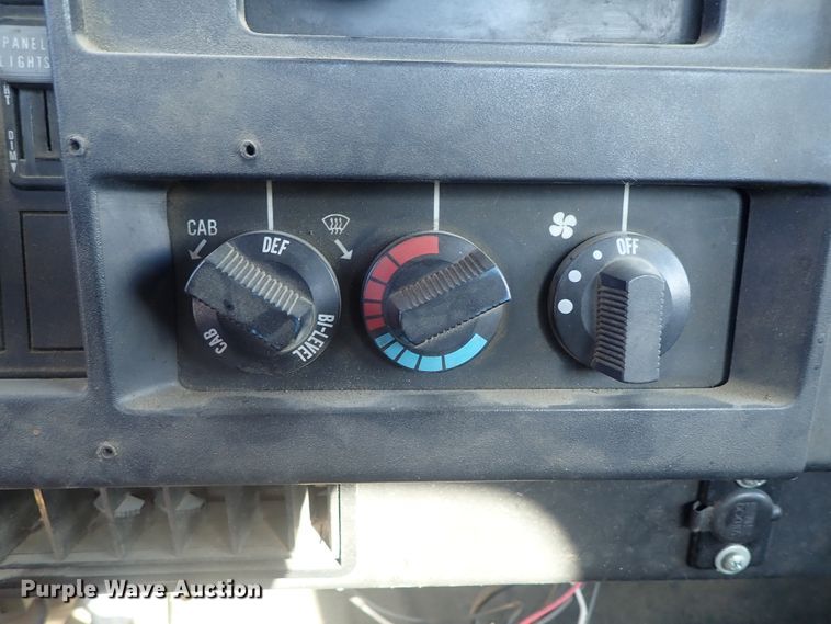 image for item DC3321 1995 International 4700 bucket truck