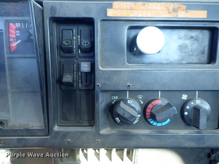 image for item DC3321 1995 International 4700 bucket truck