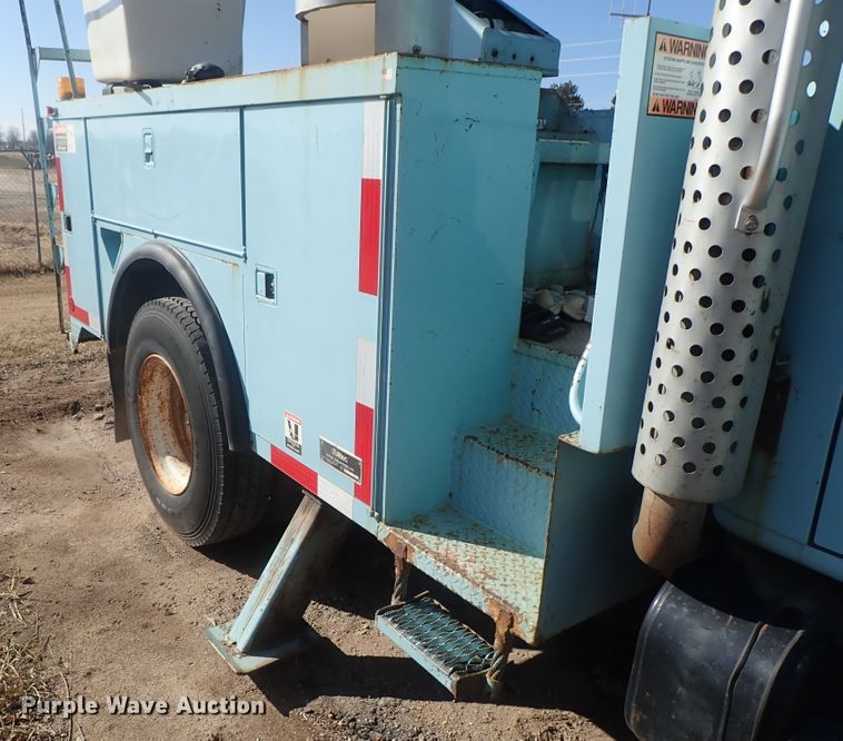image for item DC3321 1995 International 4700 bucket truck