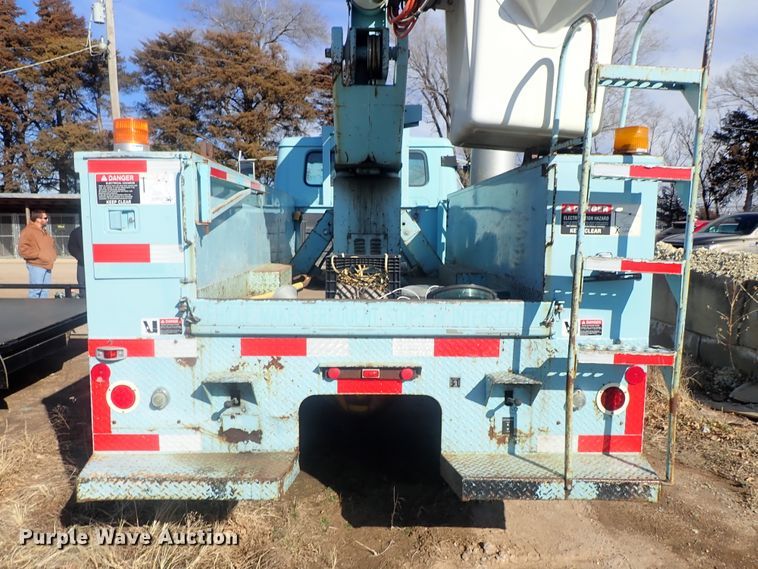 image for item DC3321 1995 International 4700 bucket truck