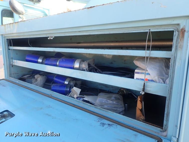 image for item DC3321 1995 International 4700 bucket truck