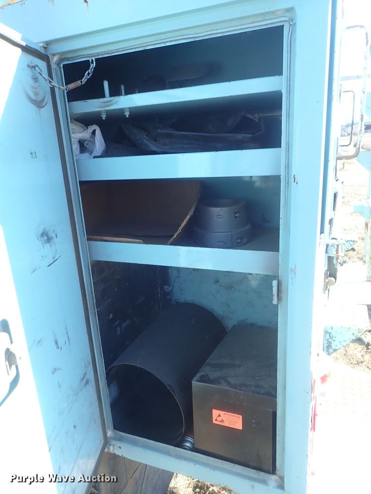 image for item DC3321 1995 International 4700 bucket truck