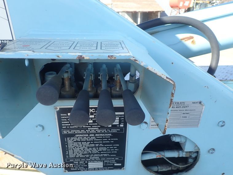 image for item DC3321 1995 International 4700 bucket truck