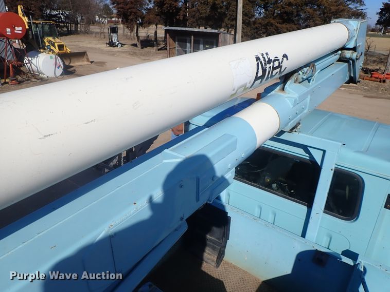 image for item DC3321 1995 International 4700 bucket truck