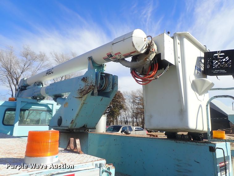 image for item DC3321 1995 International 4700 bucket truck