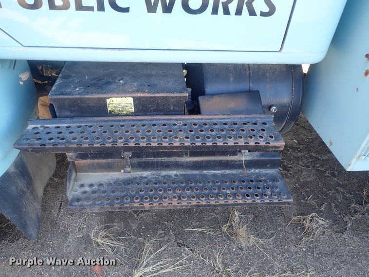 image for item DC3321 1995 International 4700 bucket truck