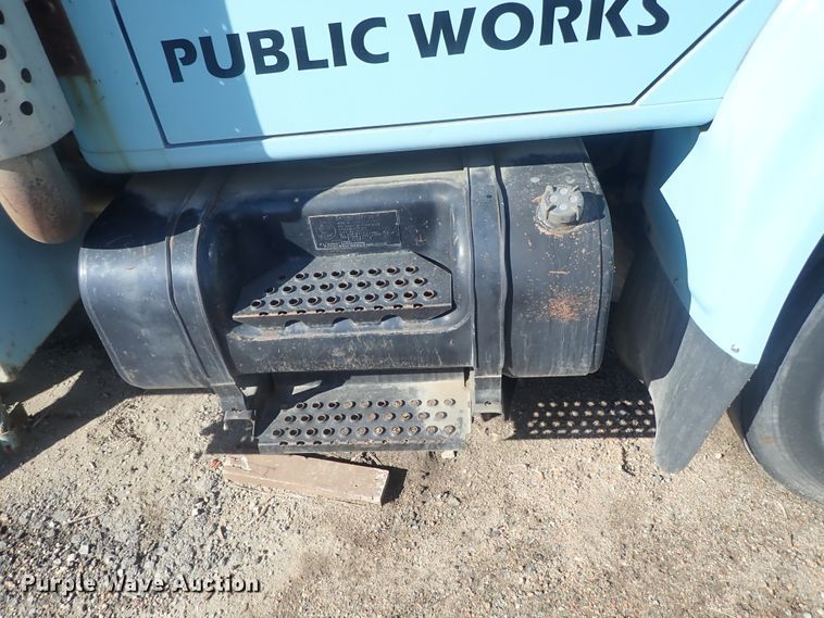 image for item DC3321 1995 International 4700 bucket truck