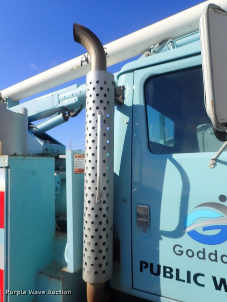 image for item DC3321 1995 International 4700 bucket truck