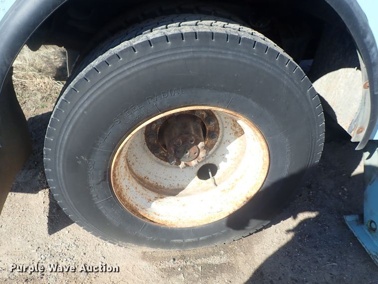 image for item DC3321 1995 International 4700 bucket truck