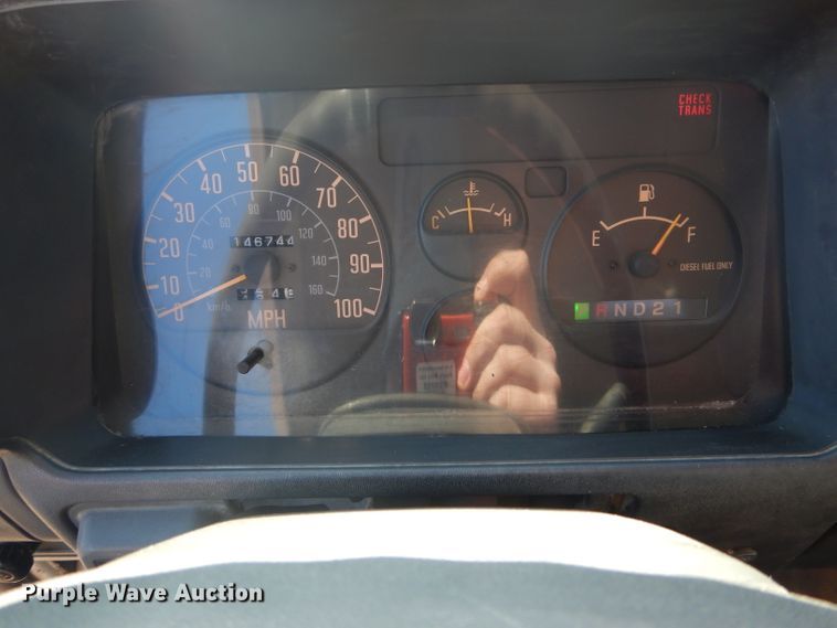 image for item DH6364 1995 Isuzu NPR flatbed truck