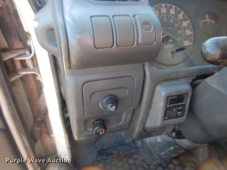 image for item DH6364 1995 Isuzu NPR flatbed truck