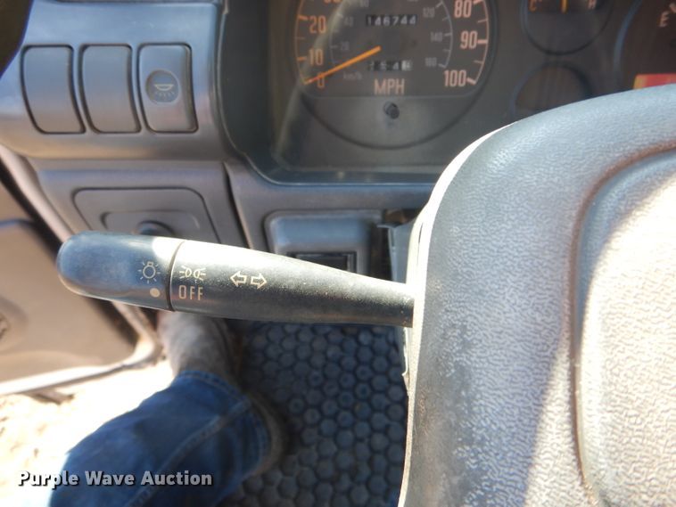 image for item DH6364 1995 Isuzu NPR flatbed truck