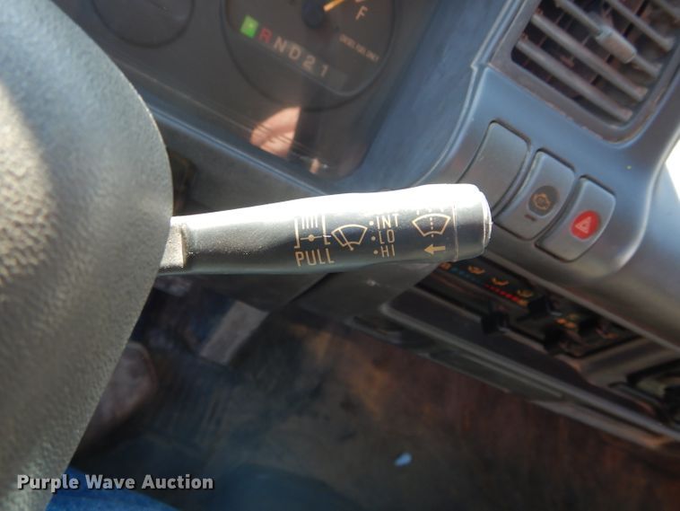 image for item DH6364 1995 Isuzu NPR flatbed truck